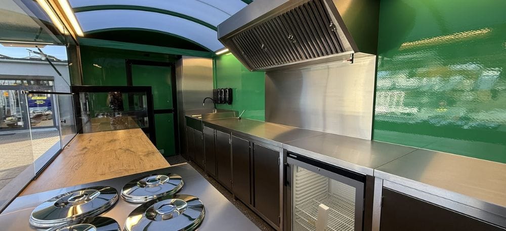 Wie gestaltet man einen ergonomischen Arbeitsplatz in einem Gastronomieanhänger?