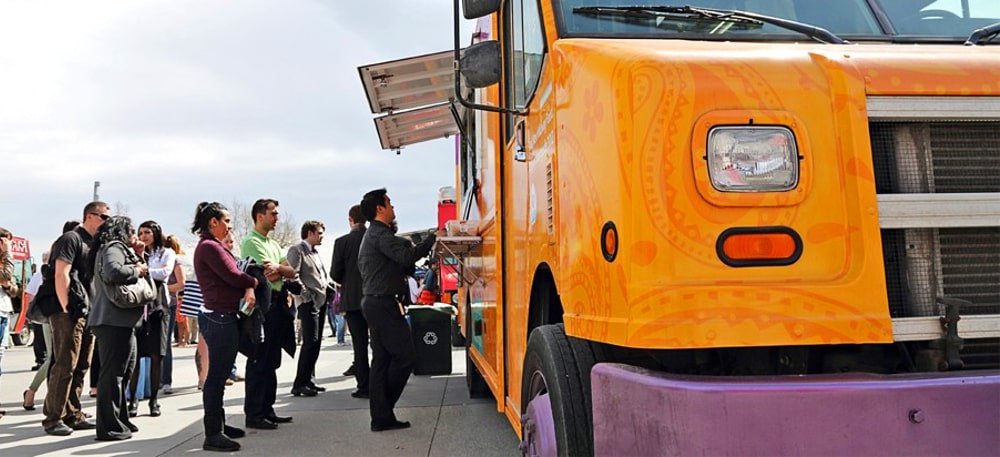 Wie kann man die Aufmerksamkeit der Kunden fesseln und den Food Truck bewerben?